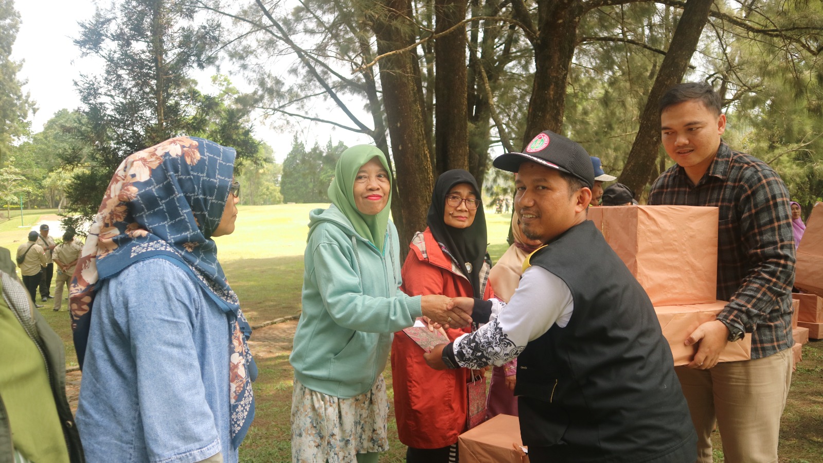 23 Kepsek SD dan Guru di Kec. Sawangan Terima Cinderamata