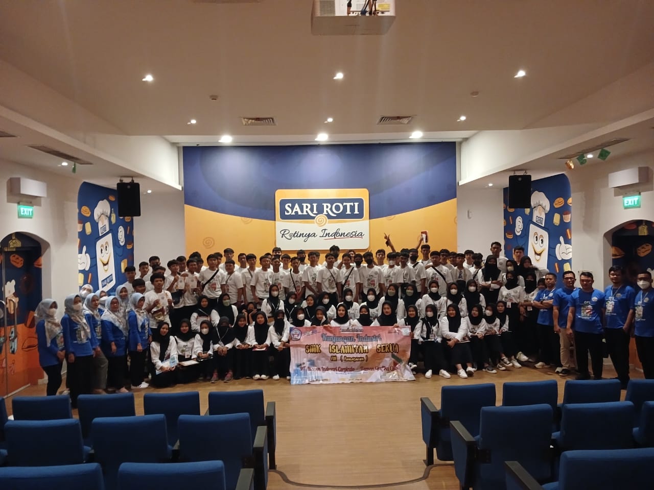 Siswa SMK Islamiyah Serua lakukan OPL Ke Pabrik Sari Roti