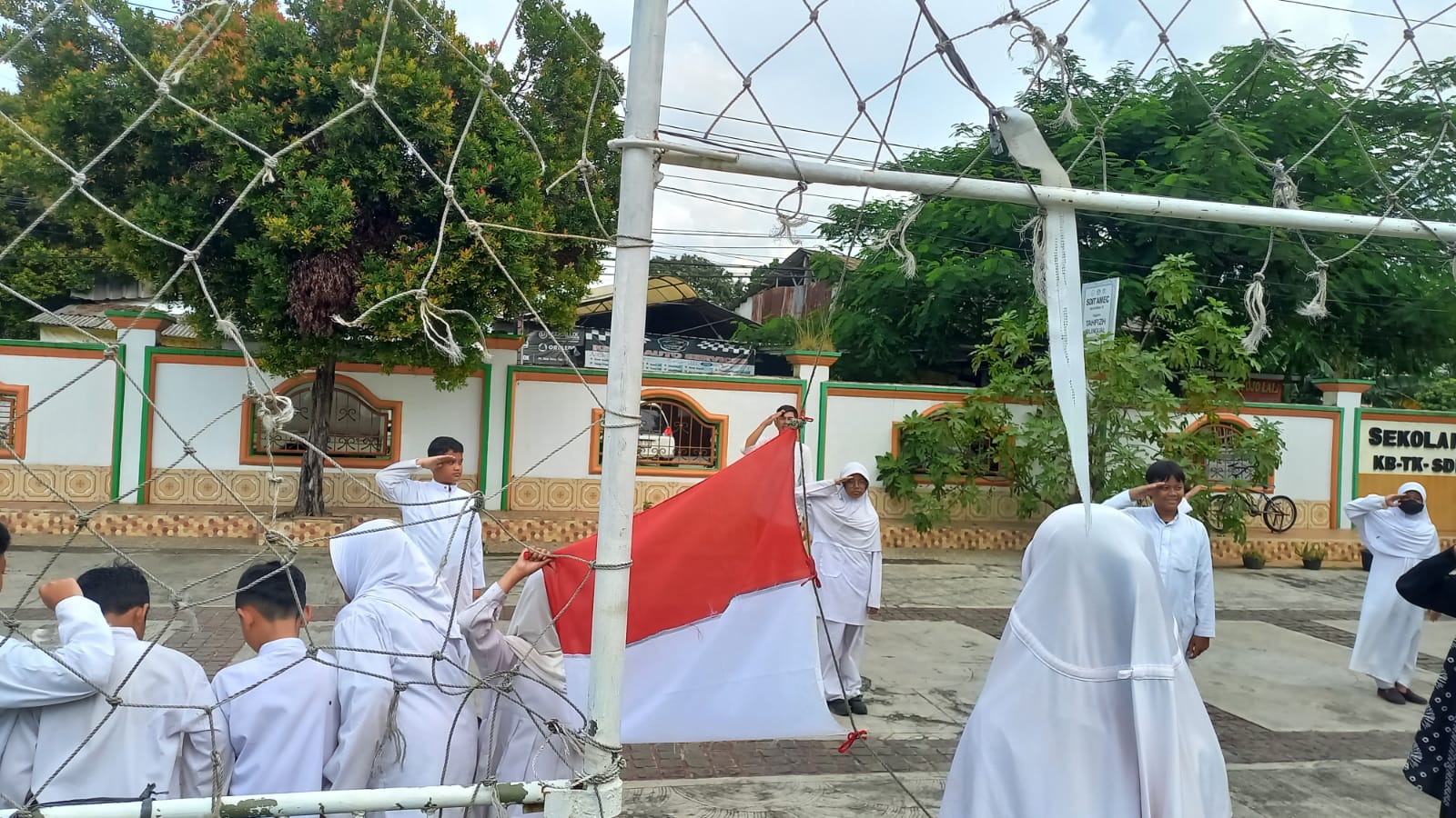 SDIT AMEC Latih Siswa Upacara Bendera