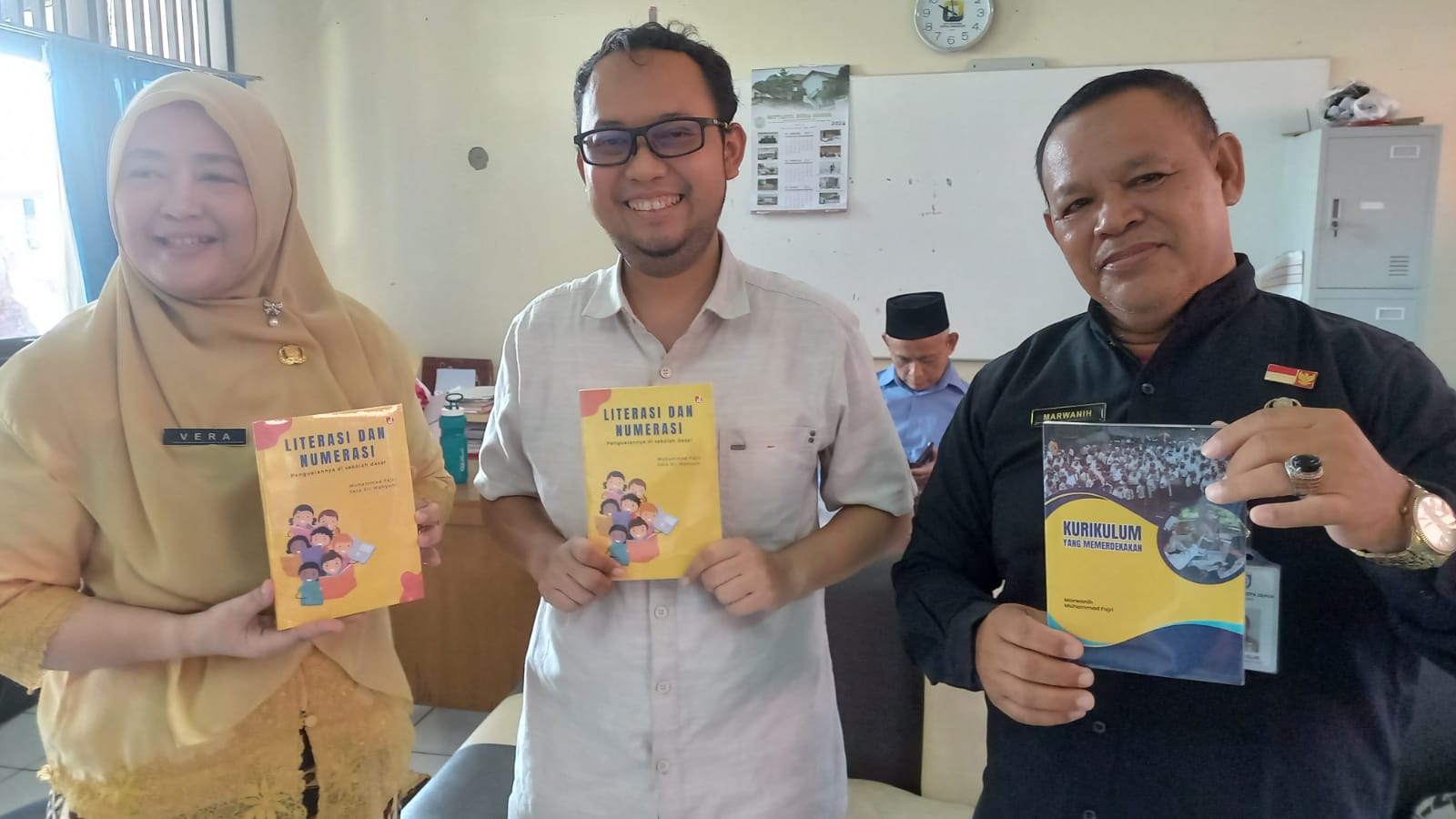 Kepsek Dan Guru SDN Kedaung Terbitkan Buku