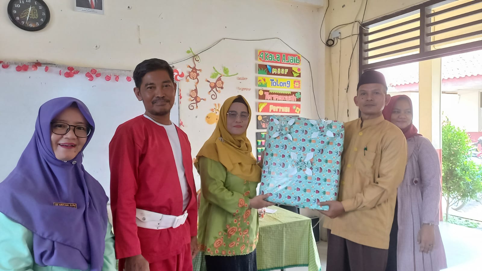 Usai Lepas sambut Kepala SDN Pasir Putih 02, Mulyati Terima Cinderamata