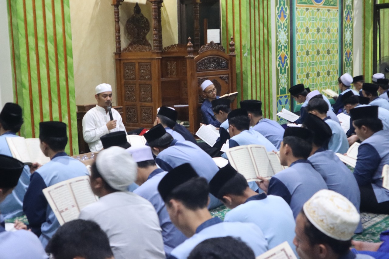 Jelang Pemilu 2024, Ratusan Santri Ponpes Baitul Hikmah Gelar Doa Bersama