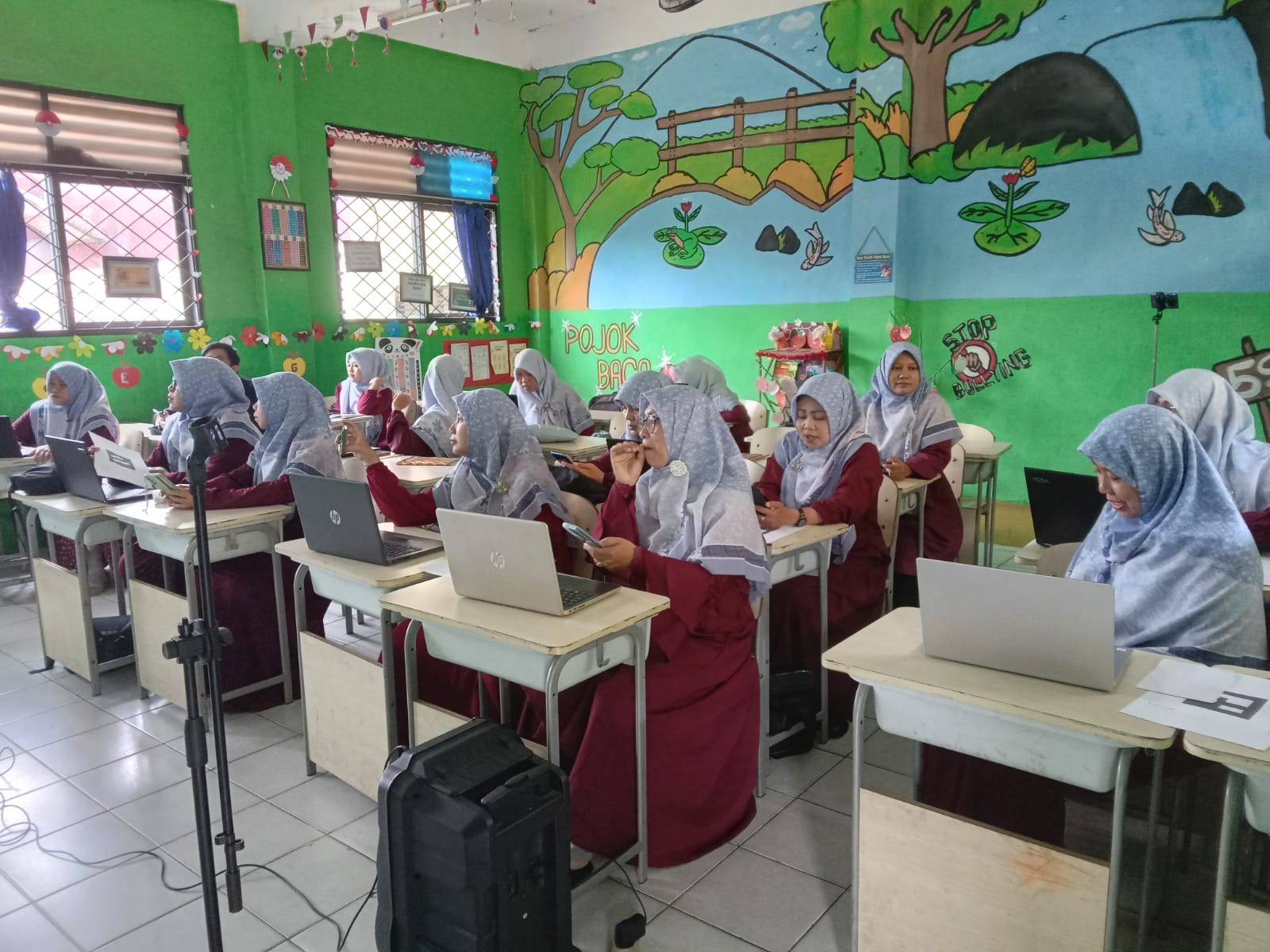 Guru SDN Limo 1 Belajar Bersama Melalui Optimalisasi Komunitas Belajar