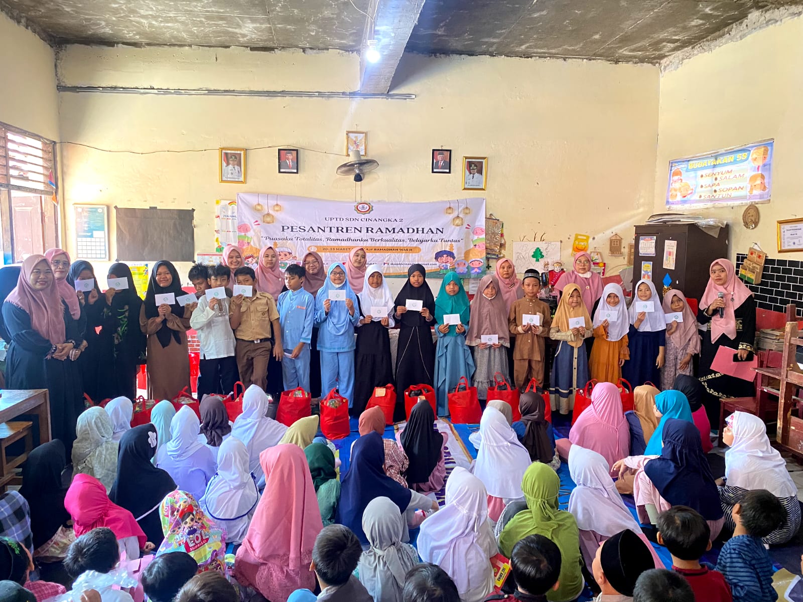 60 Anak Yatim dan Dhuafa SDN  Cinangka 02 Terima Santunan