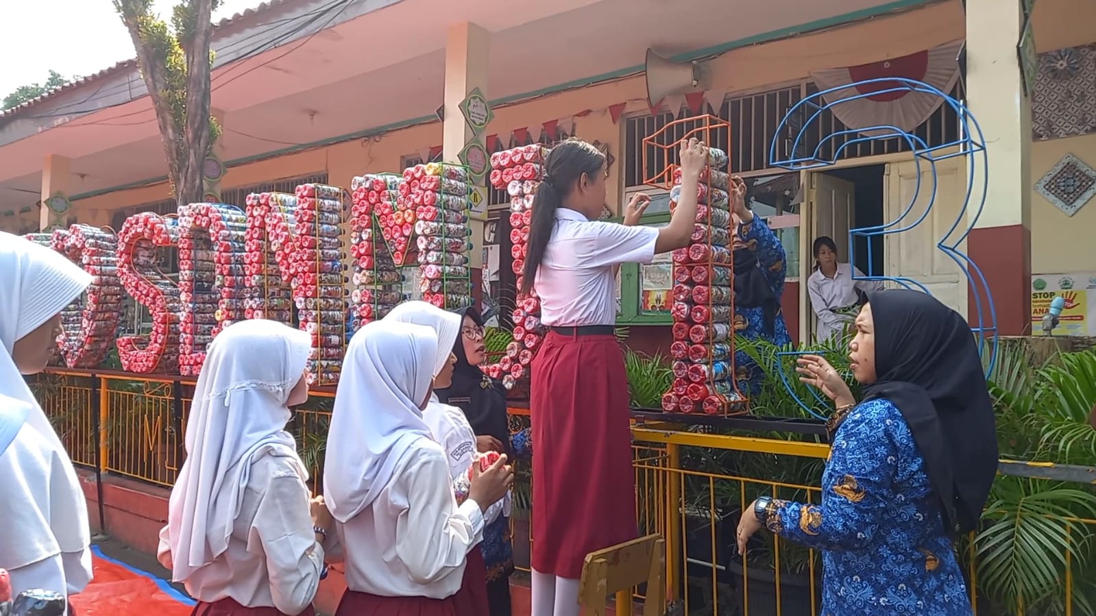 Penuh Semangat dan Ceria Perayaan Hardiknas di SDN Mekarjaya 13
