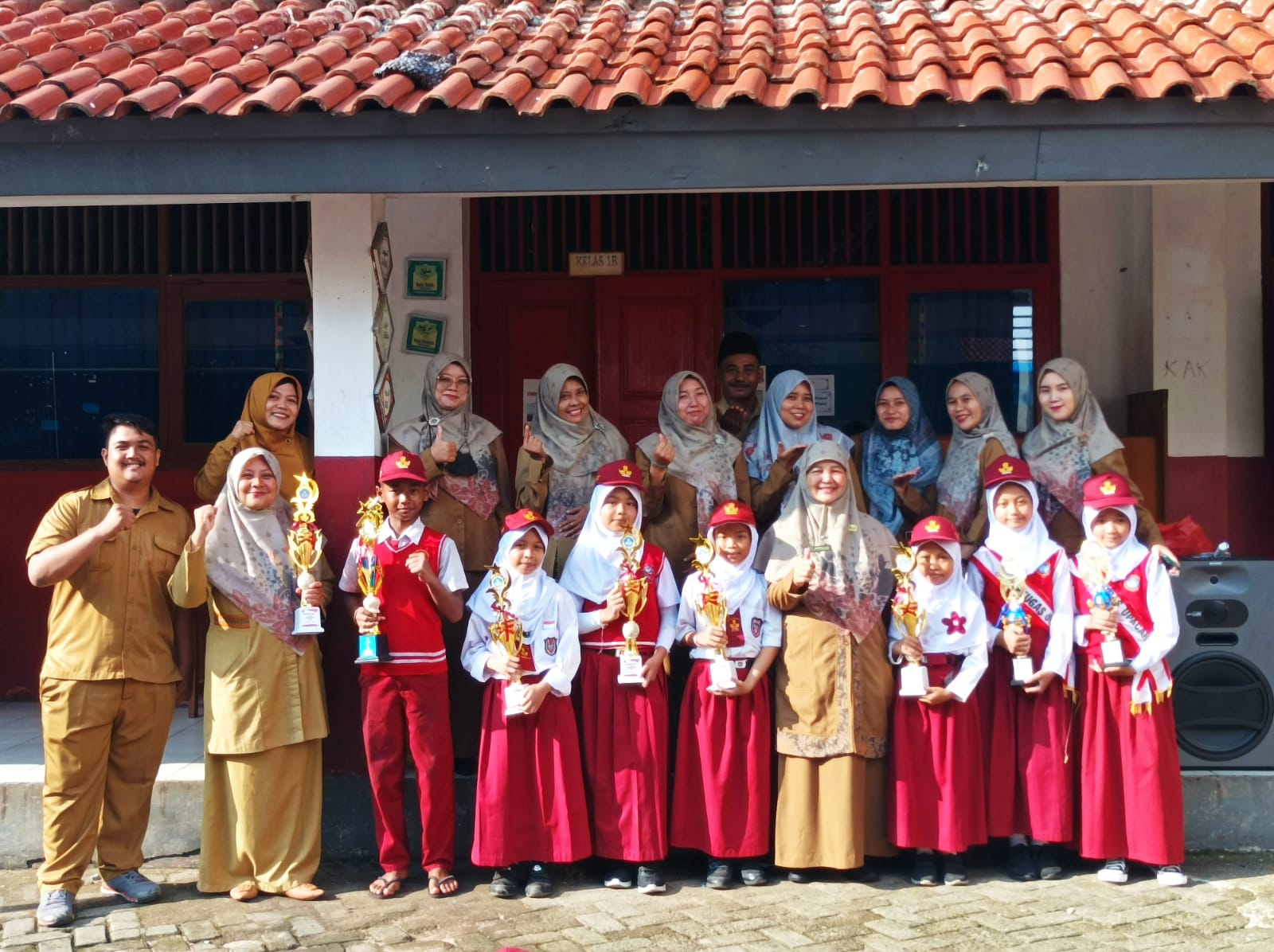 SDN Bojongsari 04 Gondol  9 Piala di LLP 2024, Siswa dan Guru dapat Reward