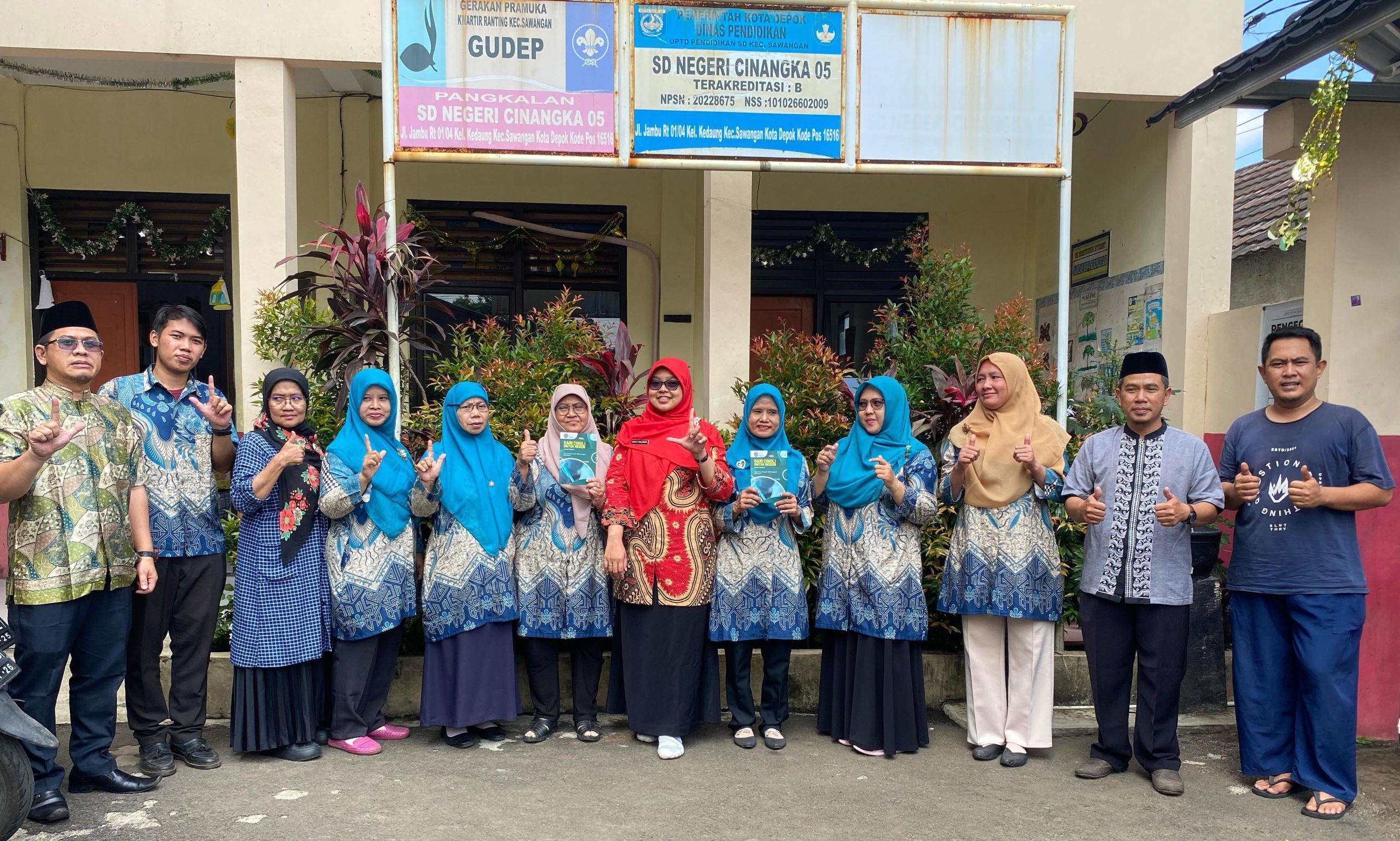 Guru SDN Cinangka 05 Terbitkan Buku Pembelajaran