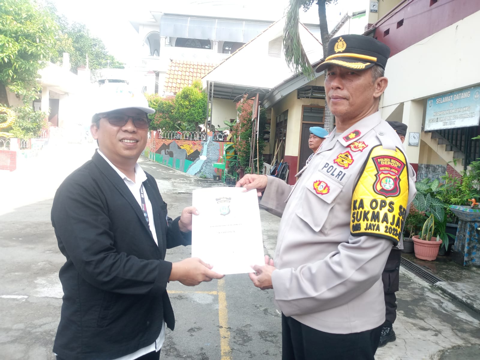 Kapolsek Sukmajaya Berikan Penghargaan Kepada Para Kepala Sekolah Dasar Negeri