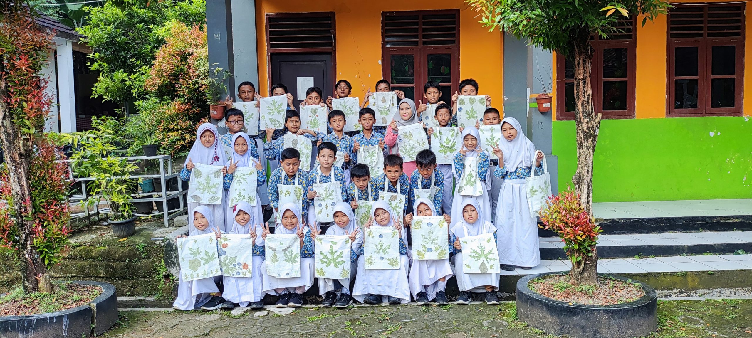 Penerapan P5, Siswa SDN Pondok Petir 03 Membuat Keterampilan Ecoprint