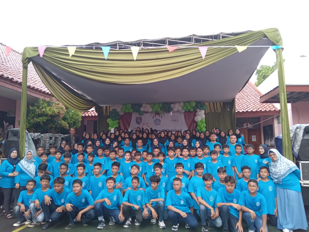 Kepala Sekolah Bersama Guru Iringi Pelepasan 105 Siswa SDN Pangkalan Jati 01