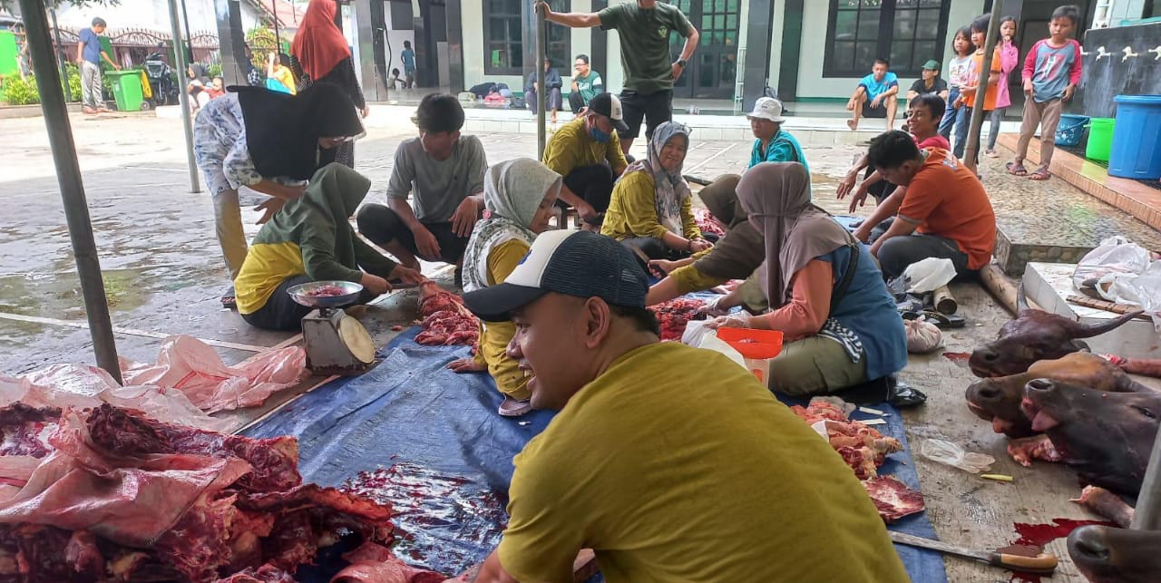 Kenalkan Ibadah Qurban Sejak Dini, SD Muhammadiyah Meruyung Laksanakan Prosesi penyembelihan Hewan Qurban