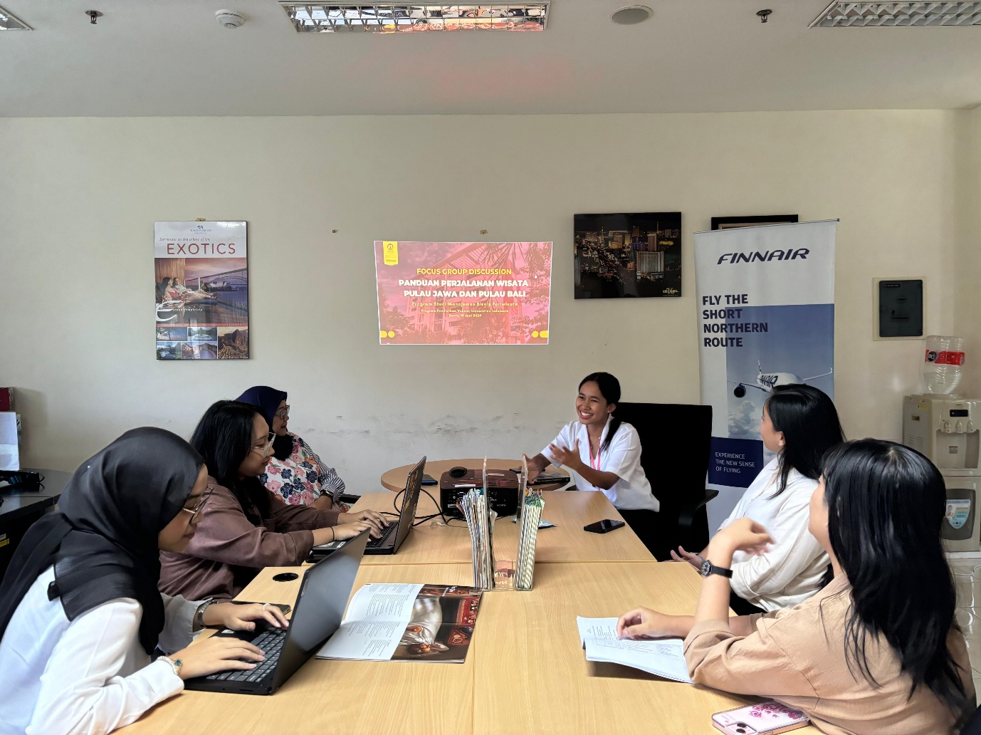 Pengabdian Masyarakat Manajemen Bisnis Pariwisata Universitas Indonesia Luncurkan Buku Panduan Java Bali Overland (JBO)