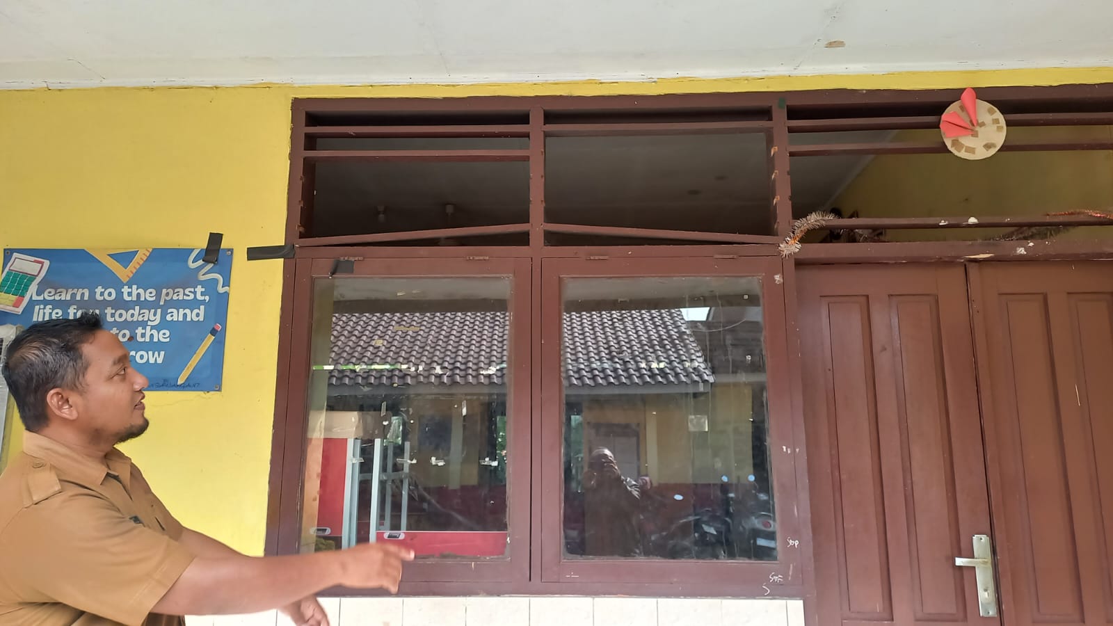 Butuh Direhab!! Kusen Jendela Ruang Kelas SDN Sawangan 07 sudah Keropos