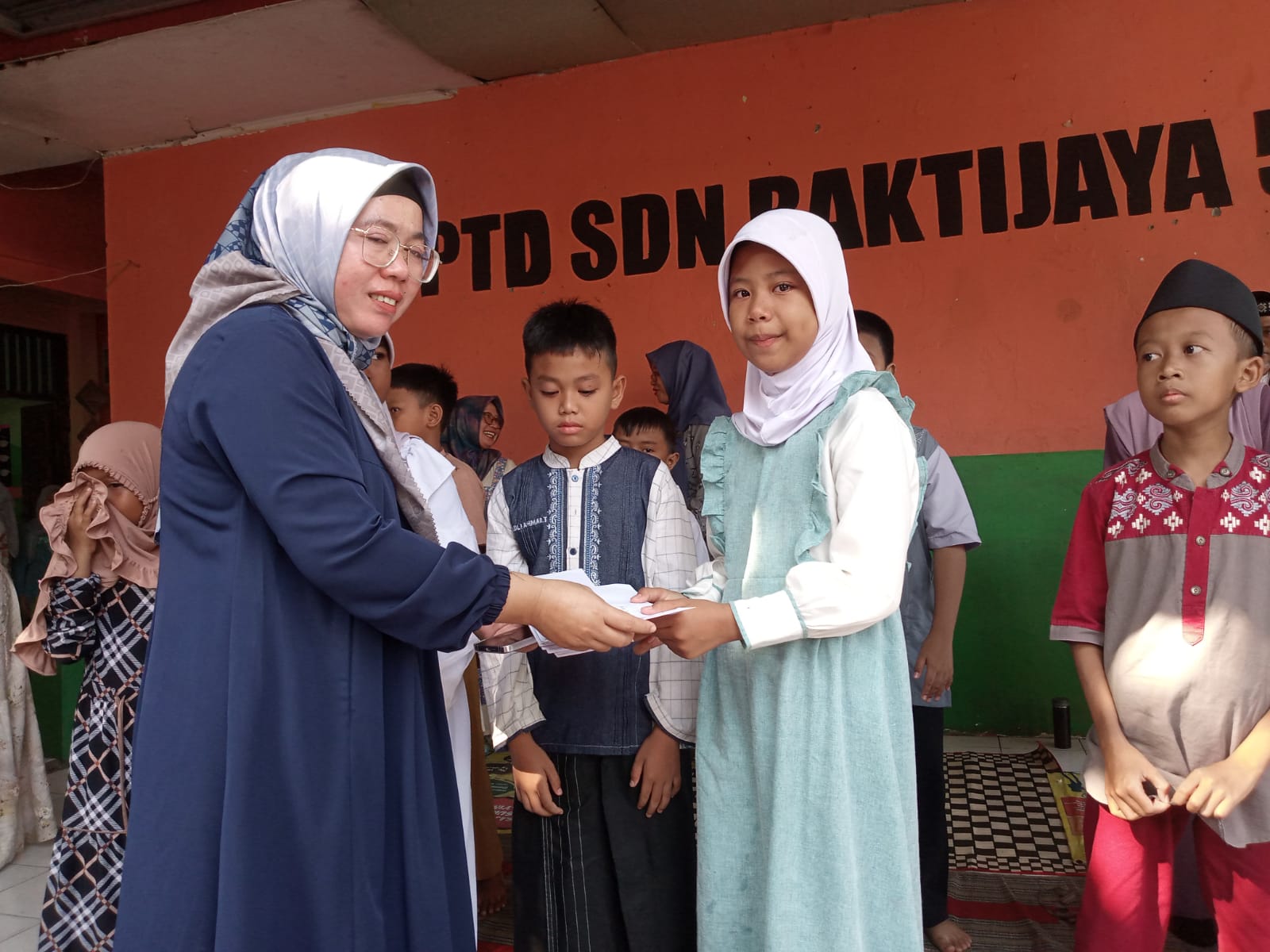 Sehari Pasca Sertijab, Sri Lestari Tancap Gas Hadiri Acara Santunan Siswa Yatim SDN Baktijaya 5