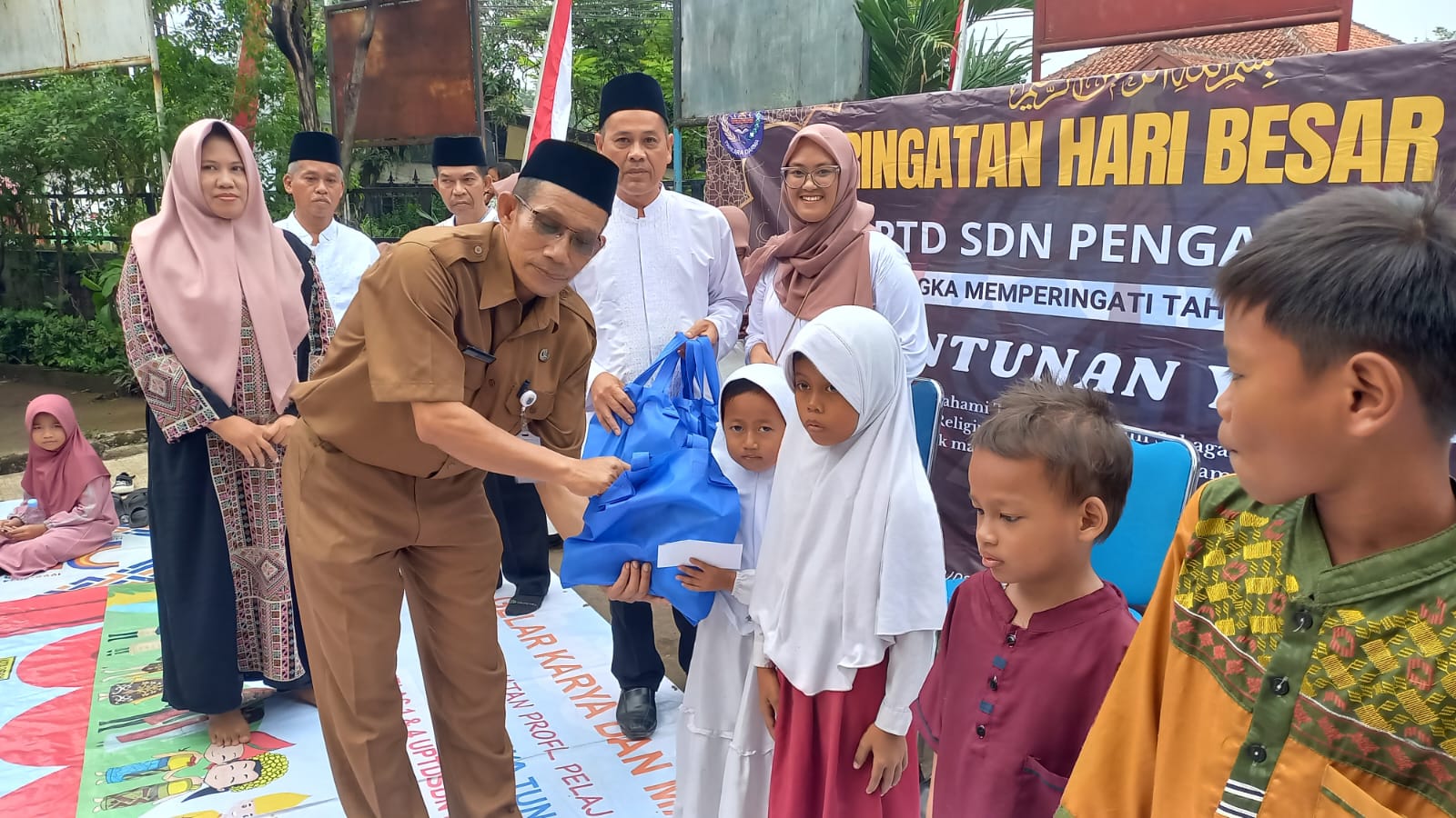 SDN Pengasinan 01 Tanamkan Rasa Kepedulian siswa dengan Berbagi