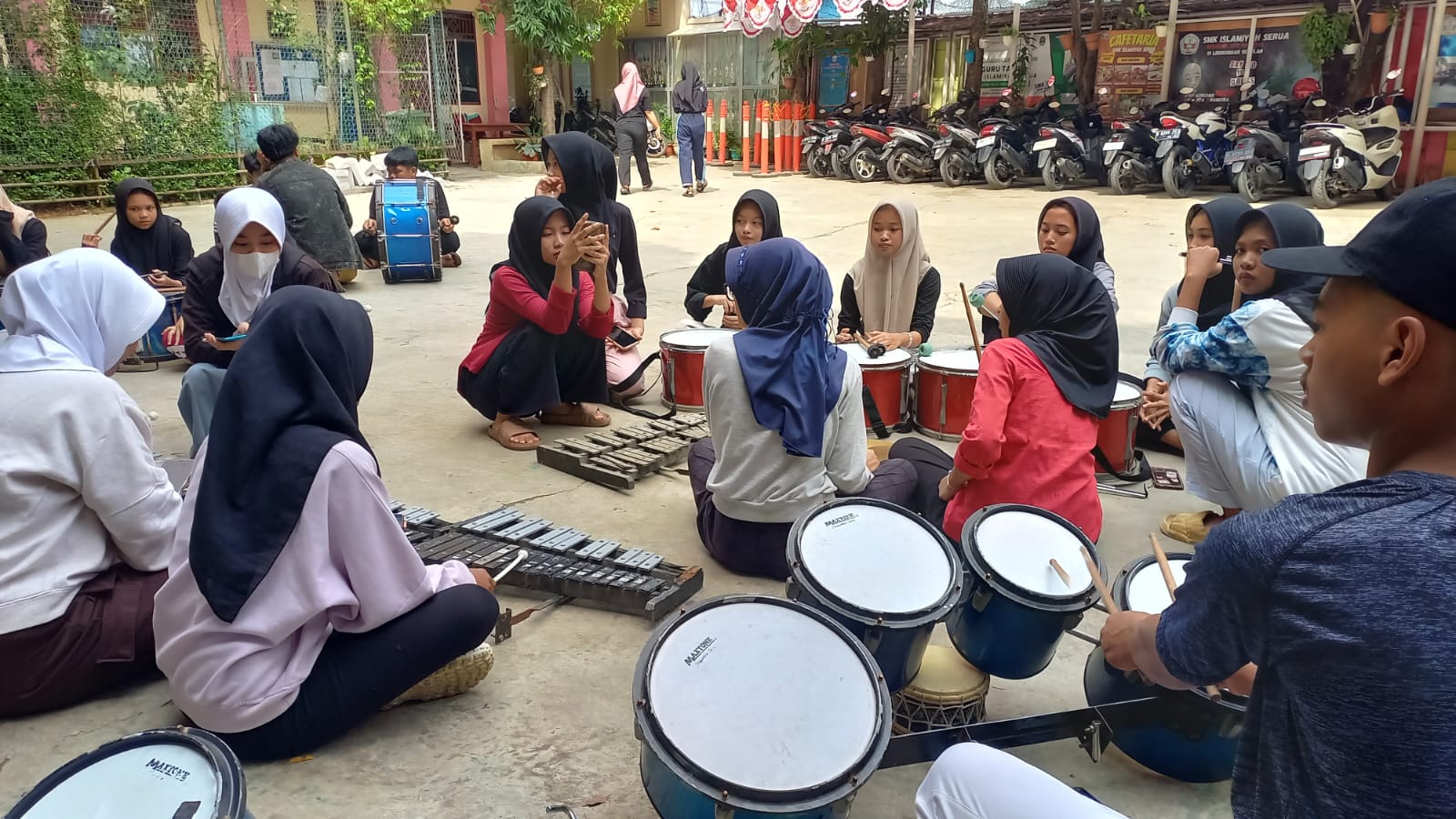 Siswa SMP Islamiyah Serua Gencar Latihan Drum Band Persiapan Upacara HUT ke-79 Kemerdekaan RI