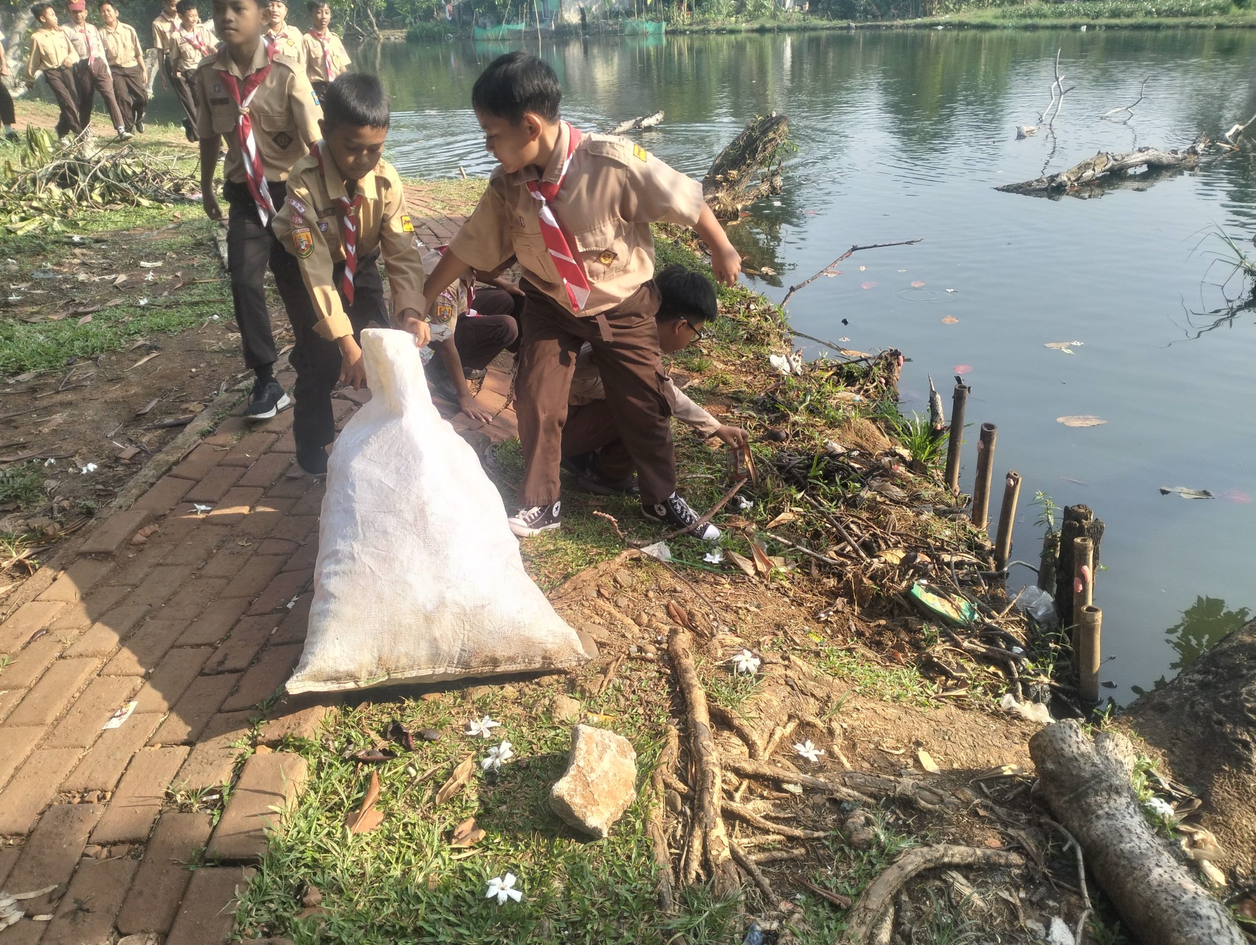 SDN Pengasinan 03 Songsong Hari Bakti Pramuka, Siswa Gelar Aksi Bersih