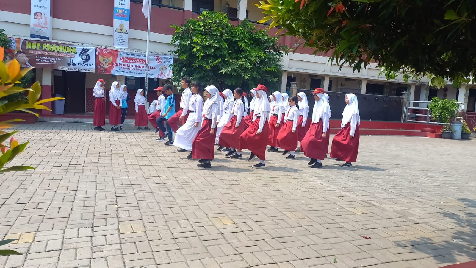 SDN Bojongsari 01 Latih Siswa Menjadi Petugas Upacara HUT ke-79 RI