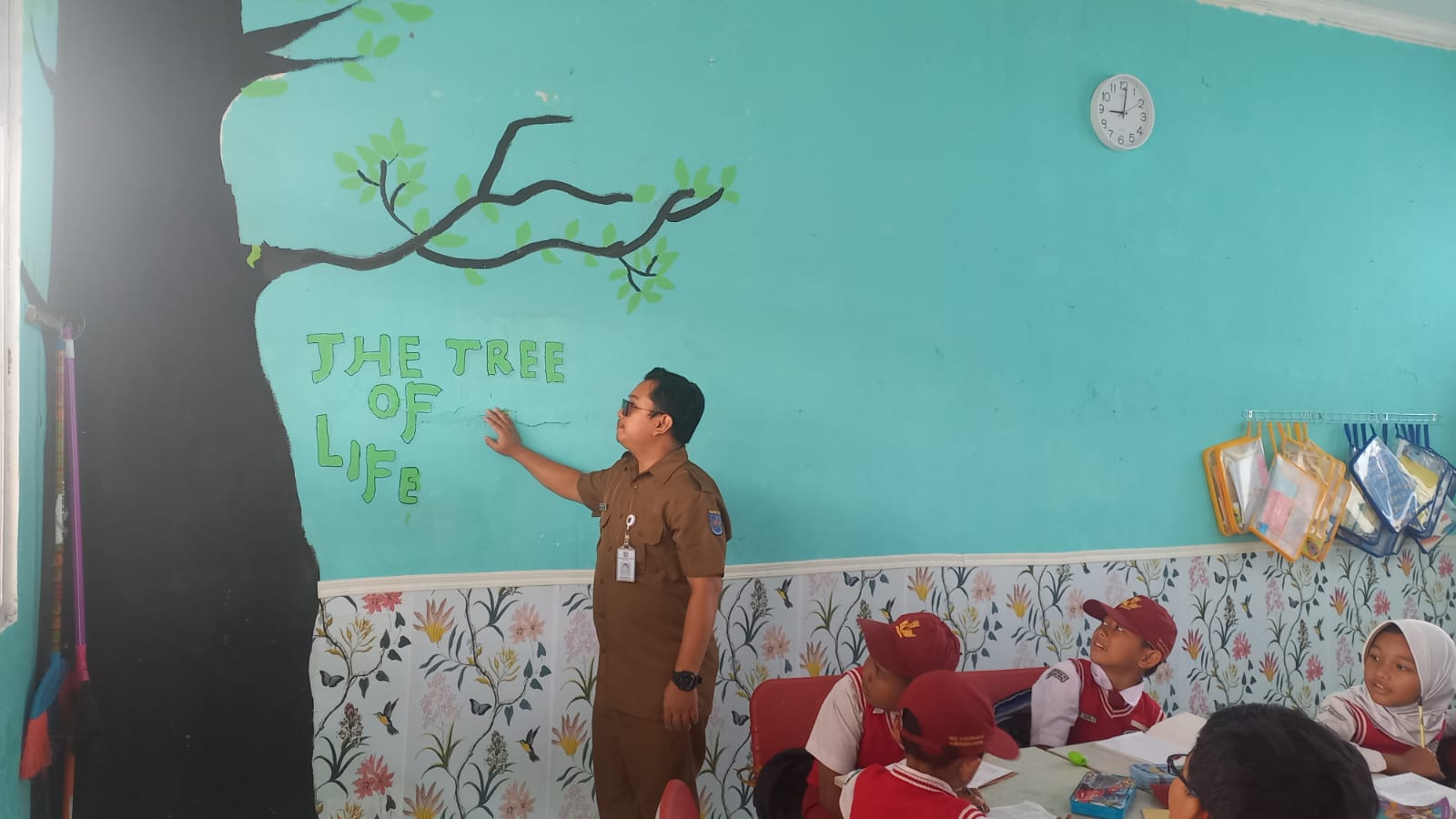 Ortusis Kreatif!! Hiasi Ruang Kelas SDN Sawangan 04 dengan Mural