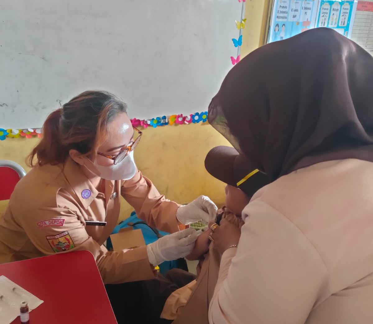 Siswa SDN Sawangan 02 Diberi Imunisasi Tingkatkan Kekebalan