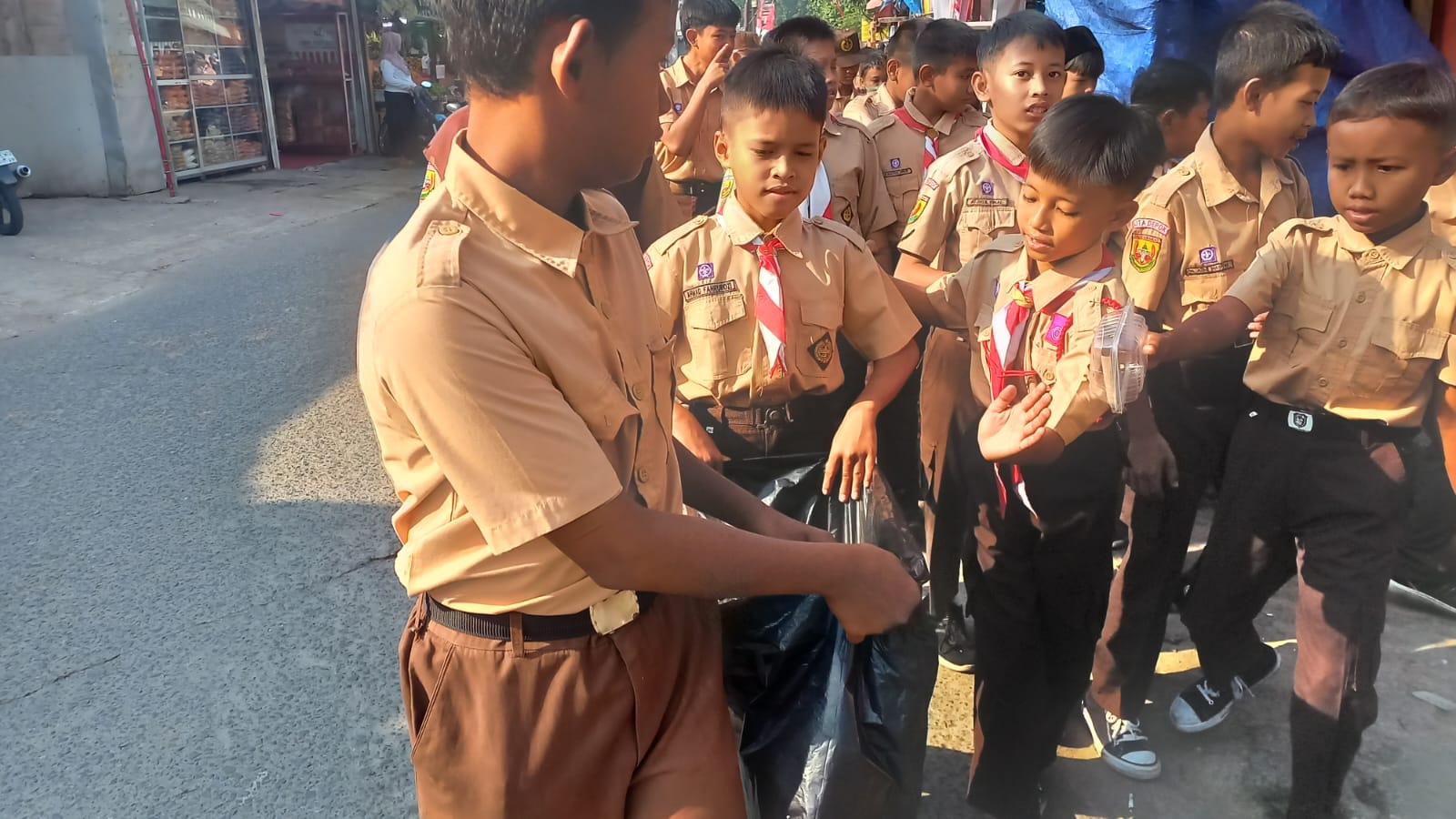 Bulan Bakti Pramuka, Siswa SDN Pasir Putih 01 Gelar Aksi Bersih