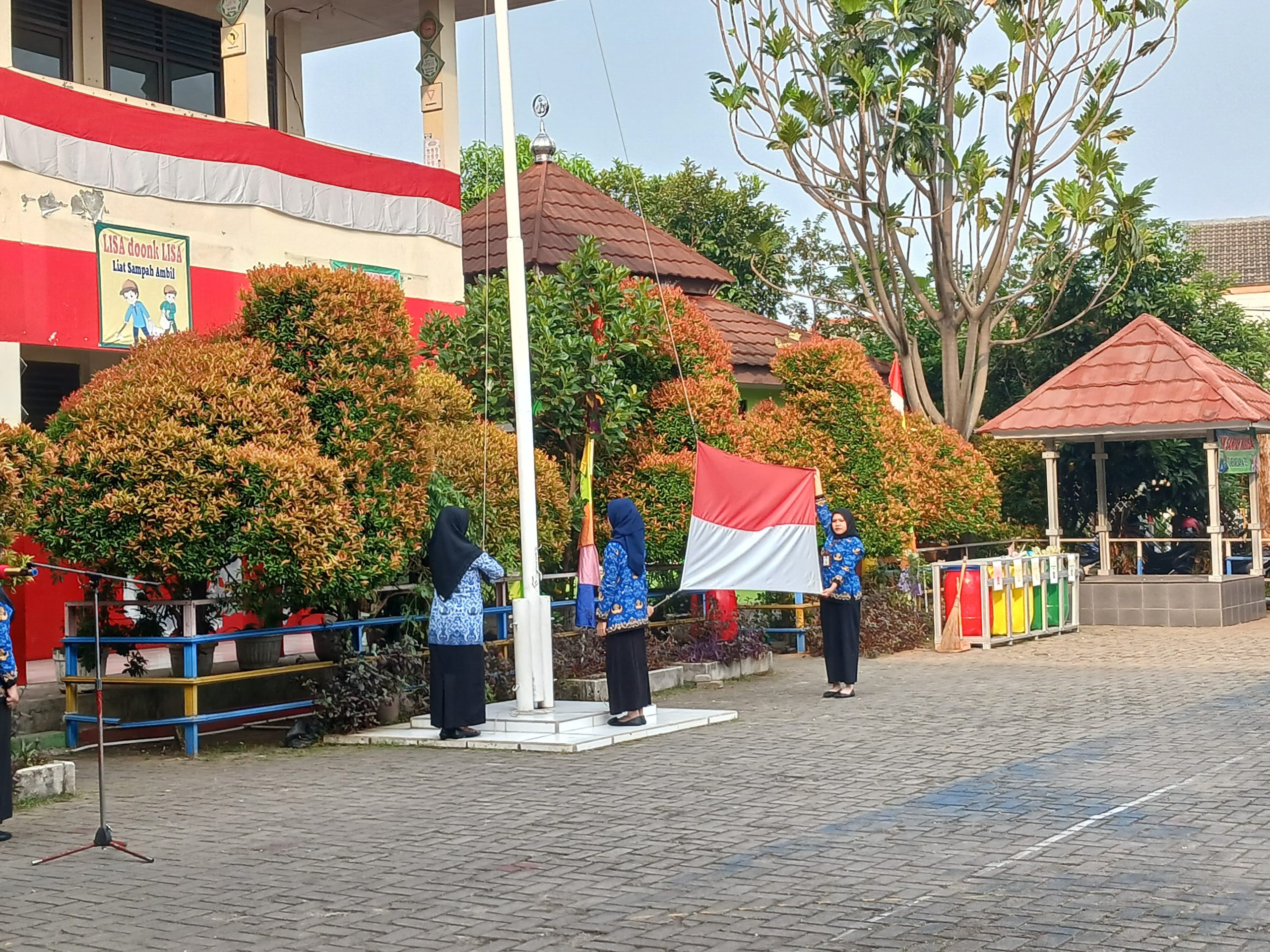 Selesai Upacara HUT Ke 79 RI di SDN Mekarjaya 31, Para Petugas Santap Menu Khas Perjuangan