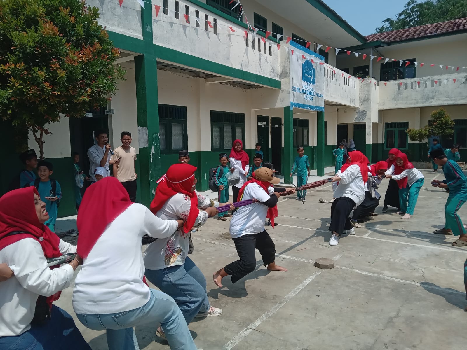 Ortusis dan Dewan Guru Ikut Lomba Bersama Siswa SD Islam Darul Falah Semarakan HUTRI ke 79