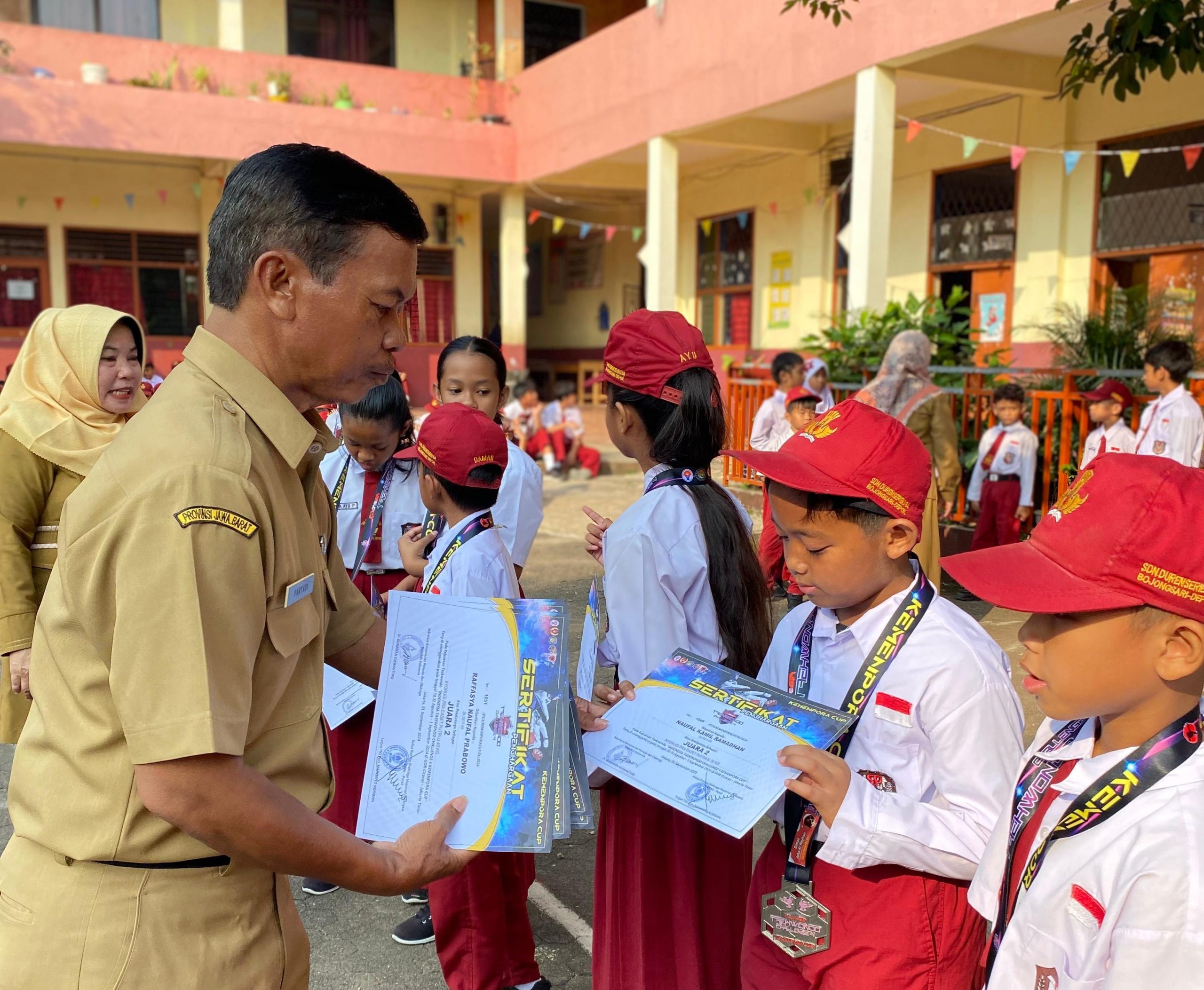 Belasan Siswa SDN Duren Seribu 04 Sabet Medali Emas dan Perak di Kejuaraan Taekwondo Kemenpora Cup 4