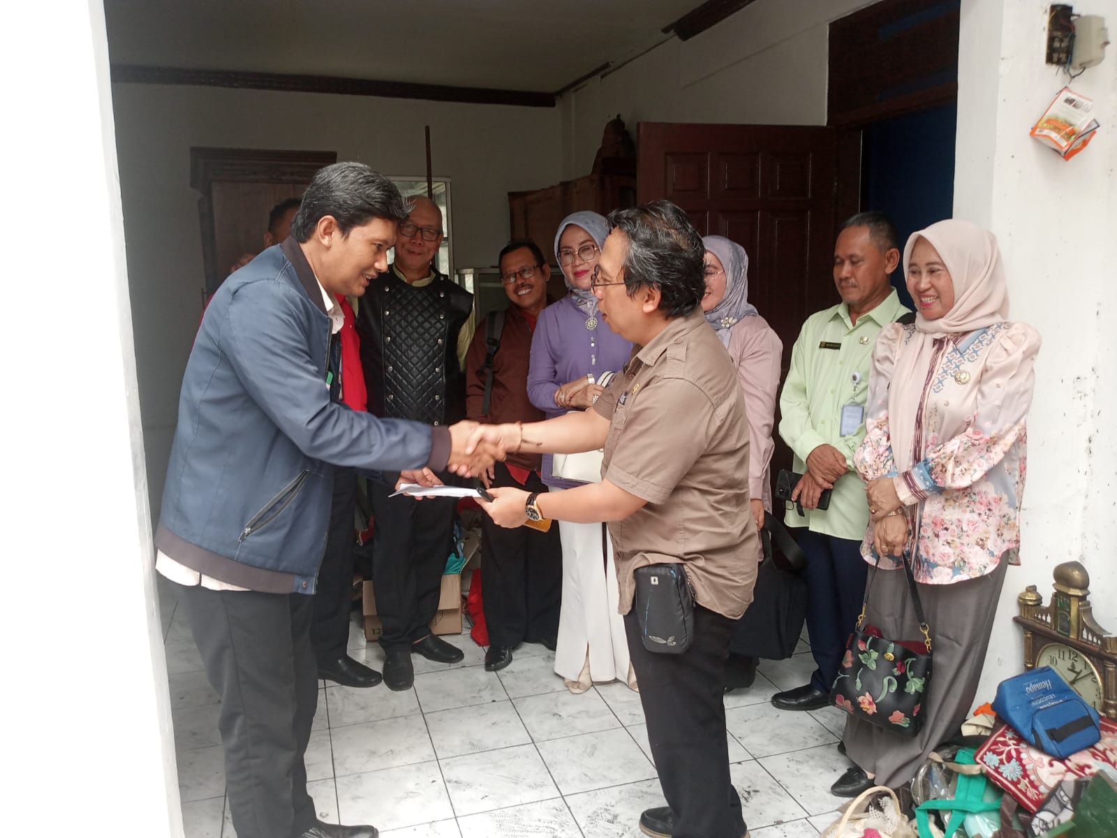 Kelompok Kerja Kepala Sekolah (K3S) Wilayah Sukmajaya Bantu Guru Korban Kebakaran