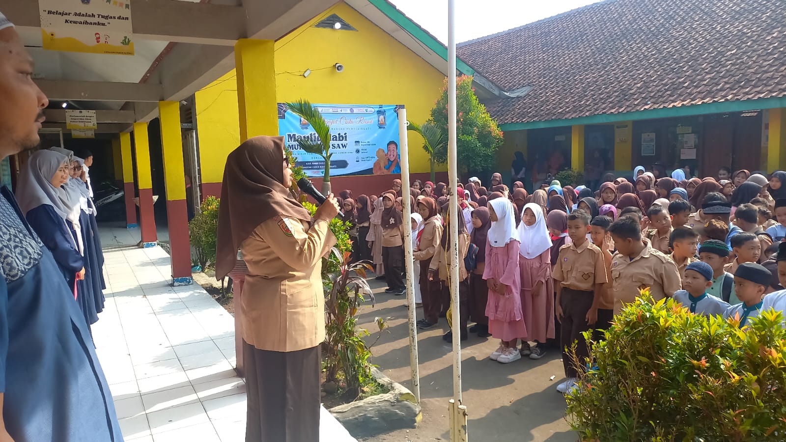 Kepala SDN Pasir Putih 01 Buka Lomba Peringati Maulid Nabi