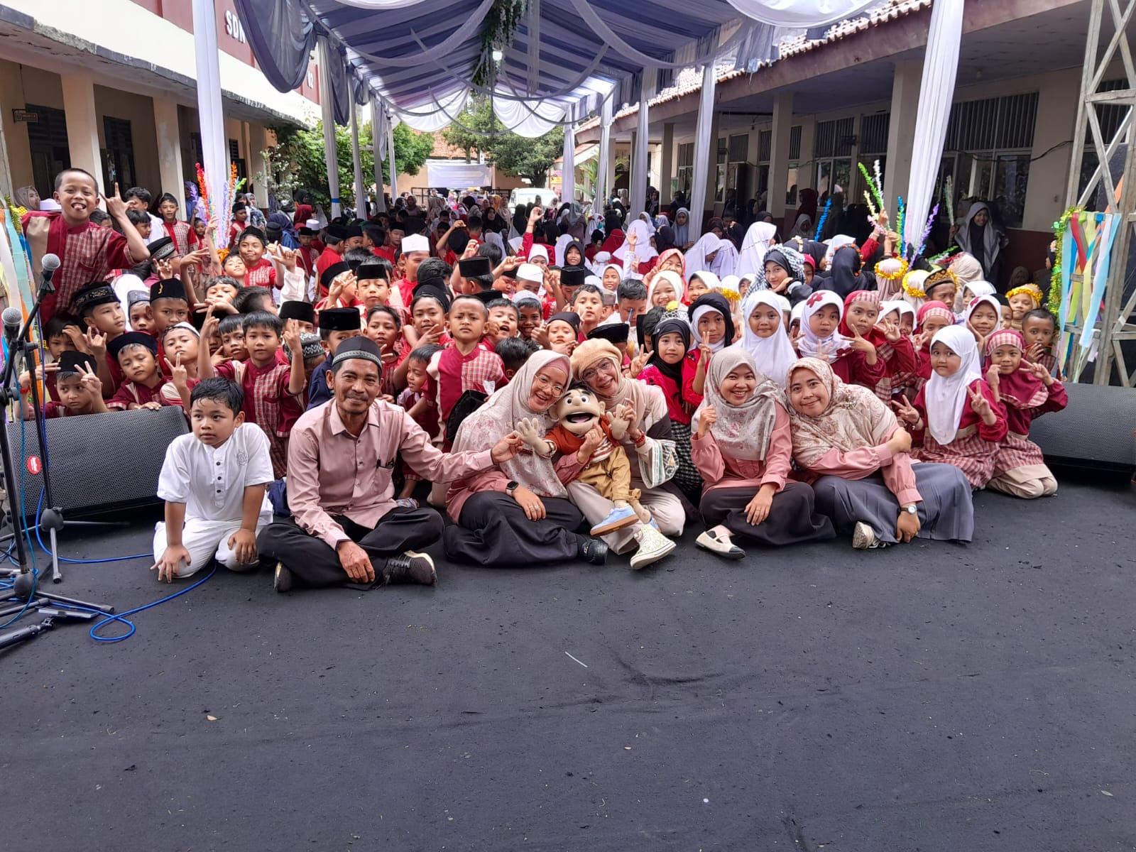 Maulid Nabi di SDN Pasir Putih 02 Hadirkan Penceramah Kak Lea dengan Jony Bonekanya