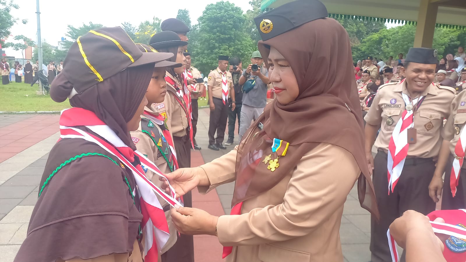 Ketua Kwartir Cabang Kota Depok, Nina Suzana Lantik 749 Pramuka Garuda