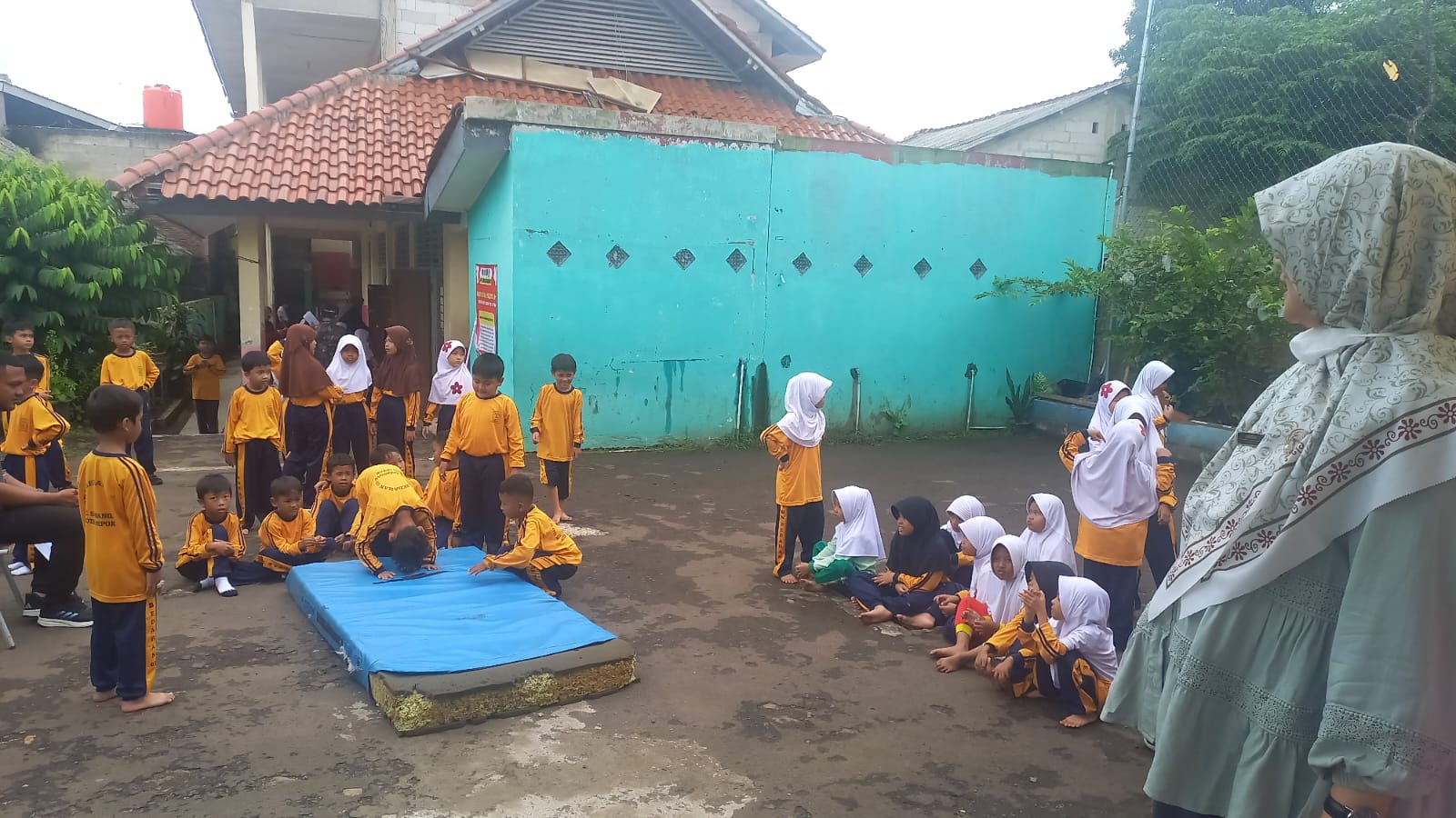 Pelaksanaan Sumatif Akhir Semester Hari Kedua di SDN Bedahan 03 Lancar