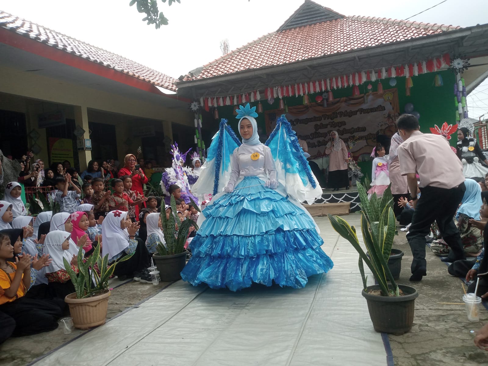 Gelar Karya P5 SDN Baktijaya 5 Tampilkan Fashion Show Daur Ulang Sampah dalam Gaya Hidup Berkelanjutan