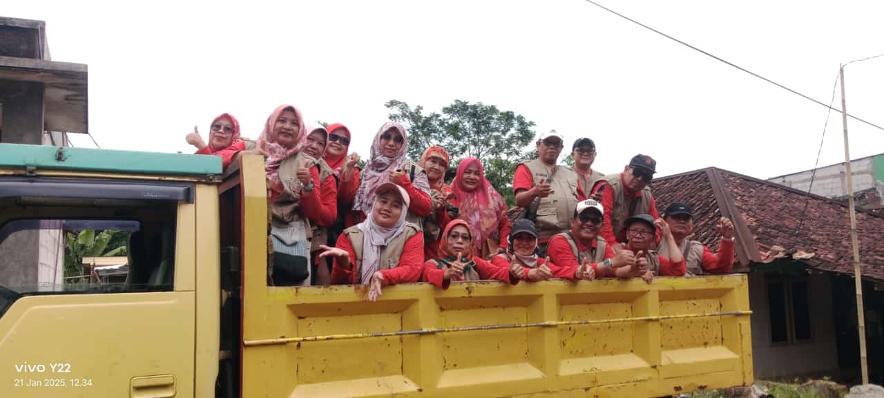 Peduli Korban Bencana Sukabumi, PGRI dan K3S Kecamatan Beji Salurkan Bantuan