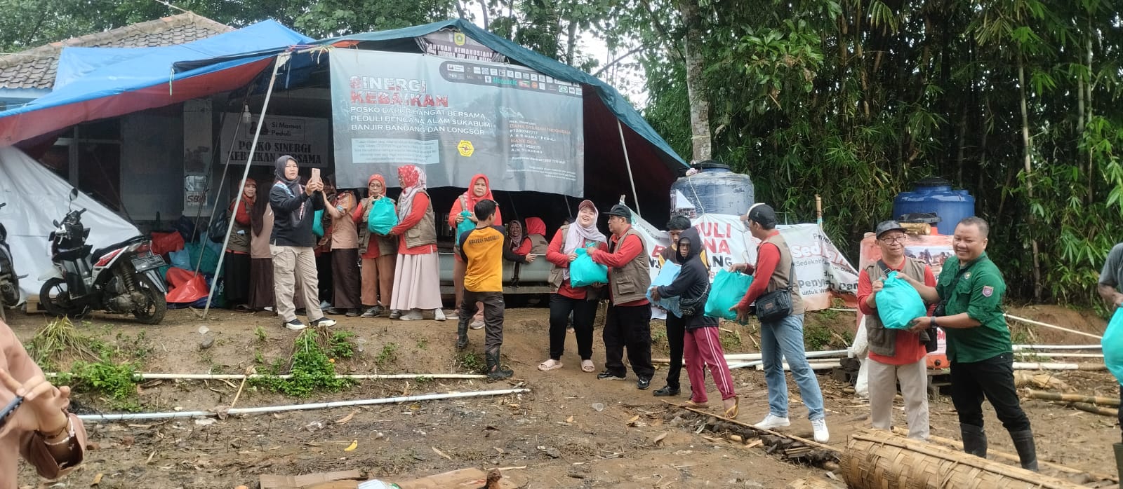 K3S, PGRI, dan Kwaran Kota Depok Salurkan Bantuan Sembako untuk Korban Bencana di Sukabumi