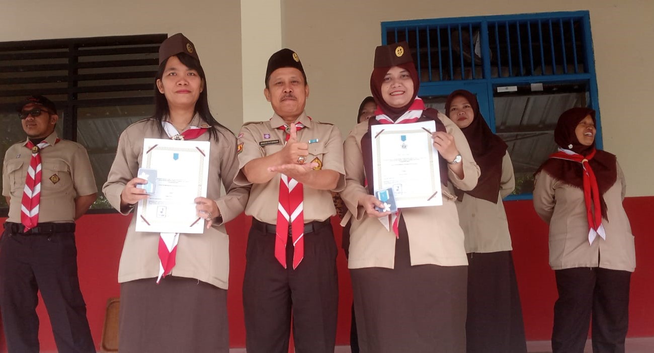 Kepala SDN Mekarjaya 20 Terima Penghargaan Lencana Pancawarsa 2024 dari Kwarda Pramuka Jabar