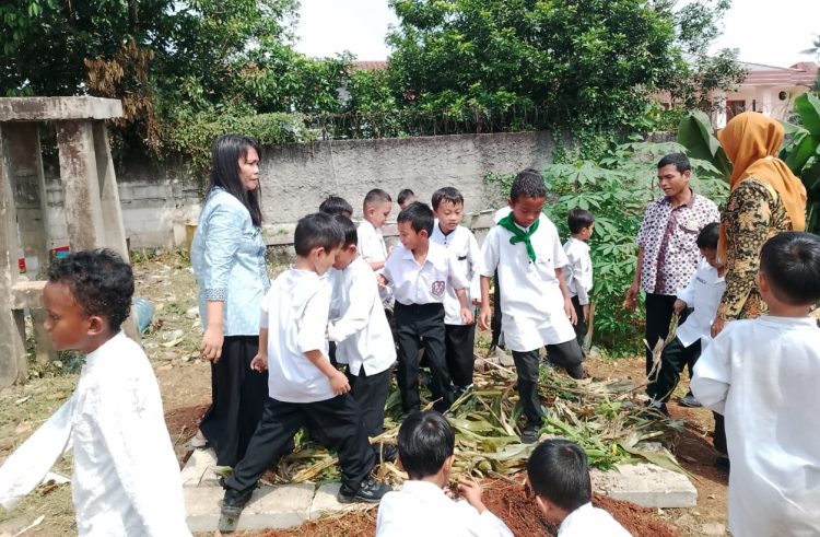 Menuju Sekolah Adiwiyata, Siswa SDN Mekarjaya 20 Belajar Bikin Pupuk Kompos