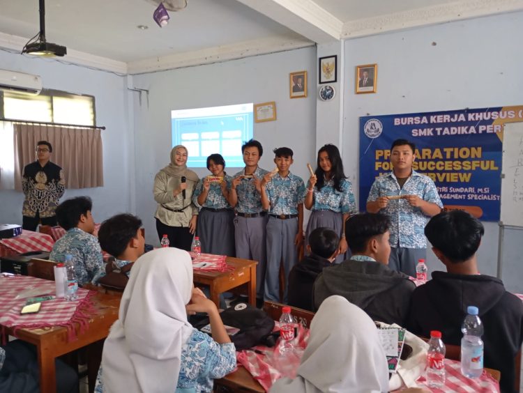 Bursa Kerja Khusus (BKK) SMK Tadika Pertiwi menggelar kegiatan pembekalan bertajuk Preparation For A Successful Job Interview