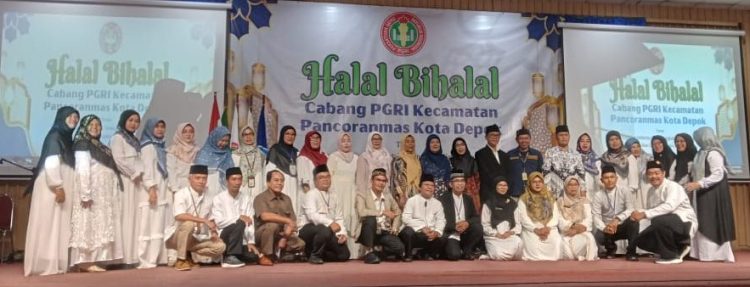 PGRI Kecamatan Pancoranmas Beri Cinderamata untuk Guru Purna Bakti dalam Momen Halal Bihalal