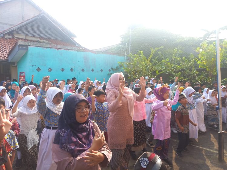 SDN Bedahan 03 Gelar Upacara Hardiknas 2025 dengan Pakaian Adat dan Senam Sehat