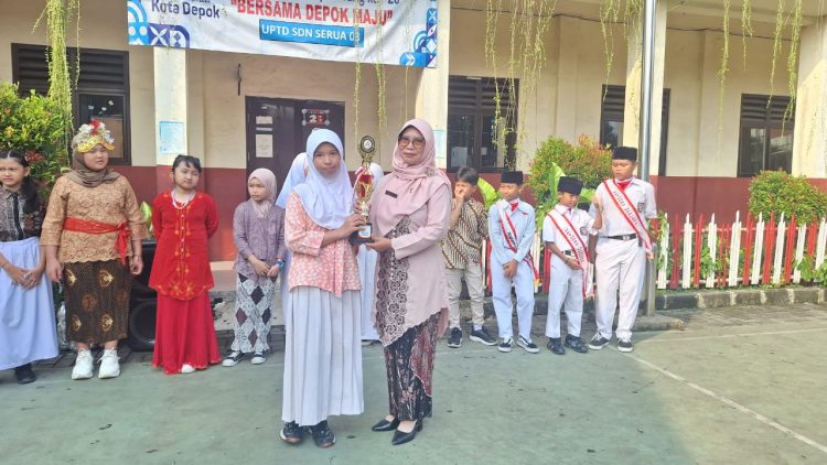 Siswa Berprestasi SDN Serua 03 Dapat Penghargaan Usai Upacara Hardiknas 2025