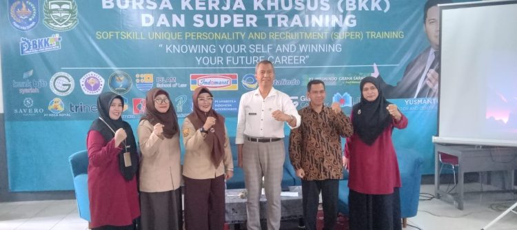 Kepala Disnaker Depok Hadiri Super Training & BKK SMK Bina Rahayu