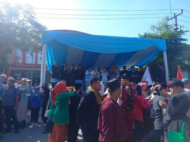 Lebaran Depok 2025 Meriah, Warga Antusias Ikuti Pawai Budaya dan Tradisi Rantangan