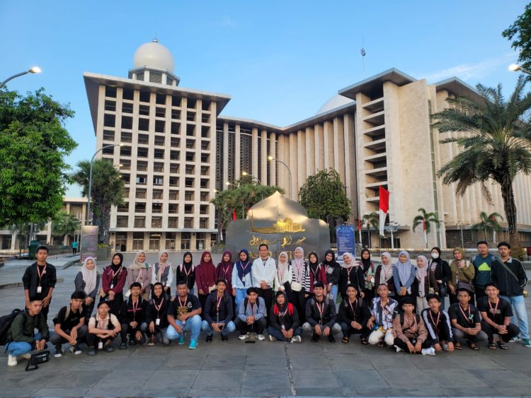 Bangun Mental Tangguh, Ikatan Mahasiswa Bawean Semarang Lakukan Studi Tour ke Jakarta