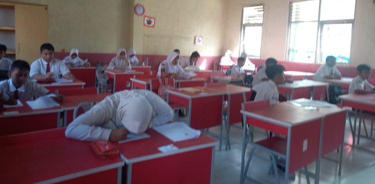 Puluhan Siswa Kelas VI SDN Cinangka 02 Ikuti Ujian Sekolah