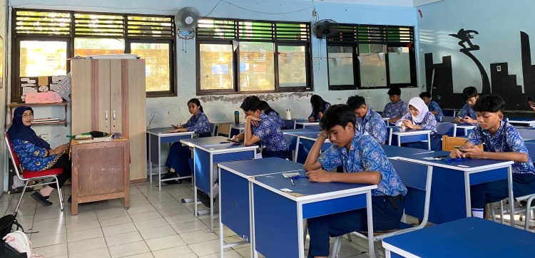 Hari Kedua Ujian SAJ di SMPN 4 Depok Berlangsung Tertib dan Lancar