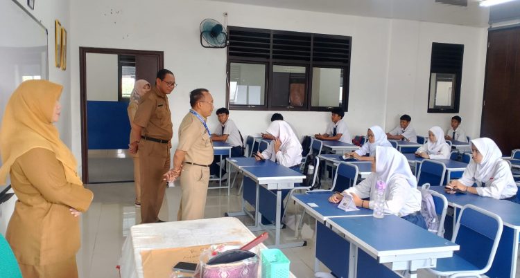 Kepala Bidang SMP Tinjau SAJ di SMPN 30 Depok, Ujian Berlangsung Tertib dan Kondusif