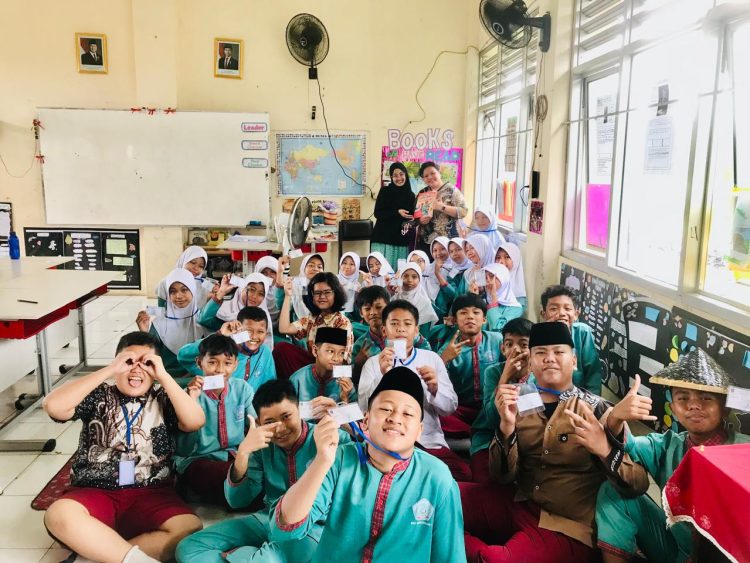 SDN Mekarsari 1 Jadi Lokasi Observasi Tesis Mahasiswa UIII tentang Praktik Read Aloud – Membaca Nyaring
