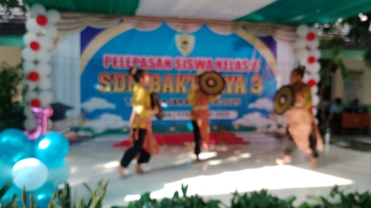 Tarian Gong Simbolong Meriahkan Kelulusan 119 Siswa SDN Baktijaya 3